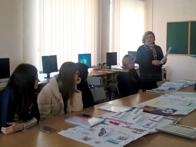 Вчитель вищої категорії Швець О. М. знайомить учасників семінару з Модельними навчальними програмами НУШ